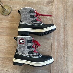 Sorel waterproof boots Women’s size 8     Houndstooth Pattern with Red Accents